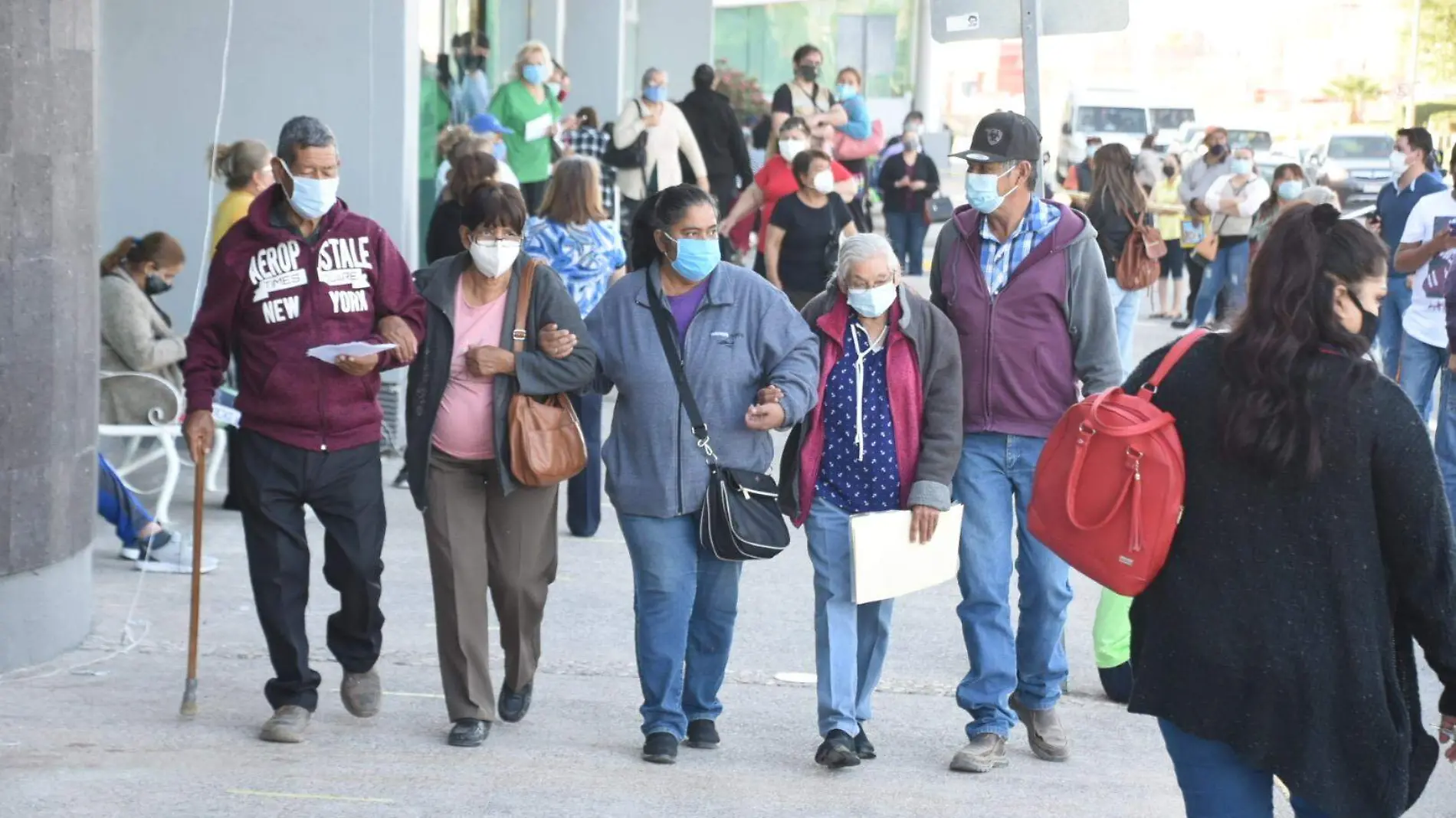 Gente adulta vacuna centro de convenciones 